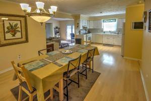 Μια τηλεόραση ή/και κέντρο ψυχαγωγίας στο Private Plymouth Hideaway - 13 Miles to Ann Arbor!