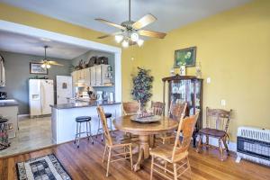 Kuchyň nebo kuchyňský kout v ubytování Lampasas Ranch Cabin on 1,200 Acres with Large Yard!