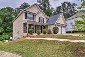 una casa con un ampio cortile di Suburban Atlanta Vacation Home - 20 Mi to Downtown ad Atlanta