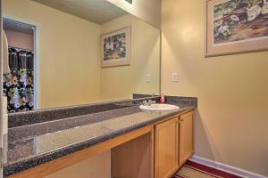 un bagno con lavandino e specchio di Suburban Atlanta Vacation Home - 20 Mi to Downtown ad Atlanta Altre 16 foto