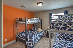 Postel nebo postele na pokoji v ubytování Gorgeous Hilltop Lake Havasu Home with Private Pool! + 18 fotografií