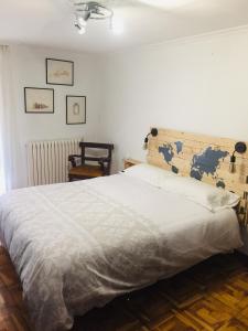 1 dormitorio con 1 cama grande y cabecero de madera en Buenavista Olite, en Olite