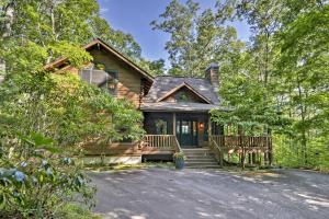 una casa di tronchi con portico e vialetto di Private Sapphire Valley Resort Cabin with Mtn Views! a Sapphire