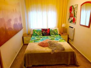 Dormitorio pequeño con cama y ventana en Alicante Central Apartment en Alicante