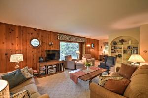 Imagen de la galería de Family-Friendly Fish Creek Cape House with Deck!, en Fish Creek