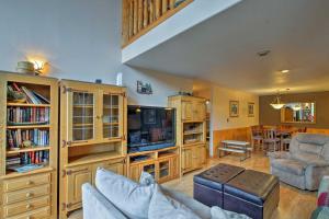 パイントップ・レイクサイドにあるCabin on Rainbow Lake Views, Hot Tub and Dockのギャラリーの写真