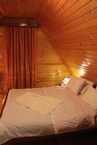 Säng eller sängar i ett rum på Sun Village Apartments Zabljak