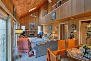 ein Wohnzimmer mit Holzvertäfelung und einer Decke in der Unterkunft Wilmington Getaway with Pool Access Near Hiking! in Wilmington