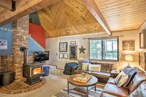 een woonkamer met lederen meubels en een open haard bij Mountain Chalet with Hot Tub by Cle Elum Lake! in Cle Elum