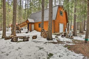 Mountain Chalet with Hot Tub by Cle Elum Lake! през зимата