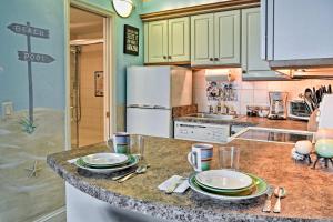 Una cocina o cocineta en Colorful Virginia Beach Studio - Steps to Beach!