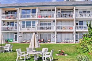 Un jardín fuera de Colorful Virginia Beach Studio - Steps to Beach!