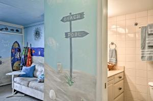 Una cama o camas en una habitación de Colorful Virginia Beach Studio - Steps to Beach!