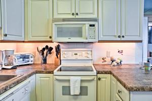 Una cocina o cocineta en Colorful Virginia Beach Studio - Steps to Beach!