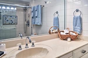 Un baño de Colorful Virginia Beach Studio - Steps to Beach!