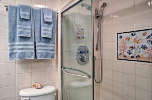 Un baño de Colorful Virginia Beach Studio - Steps to Beach!