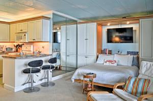 Una cocina o cocineta en Colorful Virginia Beach Studio - Steps to Beach!