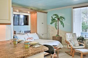 Un lugar para sentarse en Colorful Virginia Beach Studio - Steps to Beach!