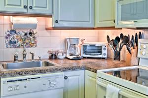 Una cocina o cocineta en Colorful Virginia Beach Studio - Steps to Beach!