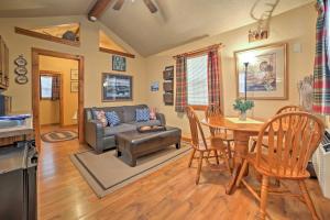 ブランソンにあるBranson Cabin with Deck Near Table Rock Lake!のソファとテーブルと椅子のあるリビングルーム