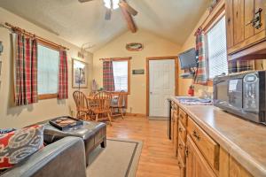 ブランソンにあるBranson Cabin with Deck Near Table Rock Lake!のキッチン、リビングルーム(ソファ、電子レンジ付)
