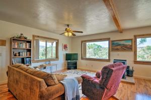 sala de estar con sofá y 2 sillas en Cozy Henrieville Cabin 18 Mi to Bryce Canyon NP!, en Henrieville