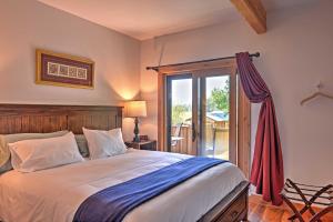 Una cama o camas en una habitación de Columbia Falls Vacation Rental Near Flathead River