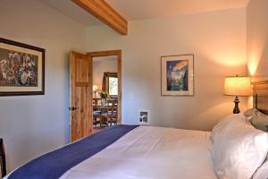 Una cama o camas en una habitación de Columbia Falls Vacation Rental Near Flathead River