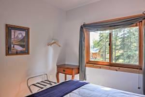 哥伦比亚瀑布Columbia Falls Vacation Rental Near Flathead River的一间卧室设有一张床、一个窗口和一把椅子