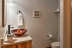 Un baño de Columbia Falls Vacation Rental Near Flathead River
