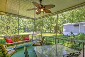 um alpendre com uma mesa e cadeiras em Spruce Haven Cottage Walk to Mississippi River! em Bellevue