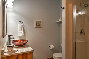 Un baño de Columbia Falls Vacation Rental Near Flathead River