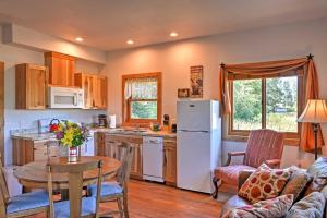 Una cocina o cocineta en Columbia Falls Vacation Rental Near Flathead River