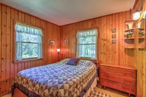 Кровать или кровати в номере Spruce Haven Cottage Walk to Mississippi River!