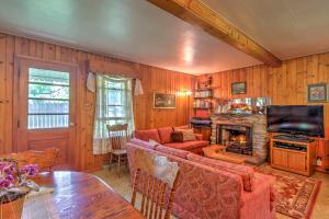 ein Wohnzimmer mit einem Sofa und einem Kamin in der Unterkunft Spruce Haven Cottage Walk to Mississippi River! in Bellevue