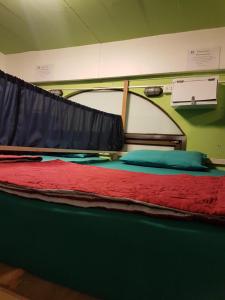 ハード・リンにあるSleep Tight Hostel at Koh Phanganのベッドルーム1室(赤と青の毛布付きのベッド1台付)