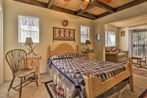 En eller flere senge i et værelse på Unique Cabin with Mtn Views-Steps to the Jemez River!