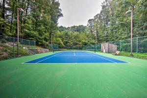 Tenis a/nebo squash v ubytování Extravagant Atglen Manor with Private 60-Acre Land! nebo okolí