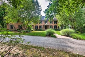 Zahrada ubytování Extravagant Atglen Manor with Private 60-Acre Land!