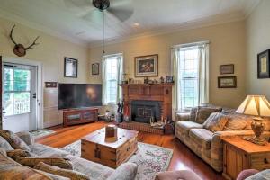 uma sala de estar com um sofá e uma lareira em Historic LaFayette Retreat with Guest House! em Oak Bowery