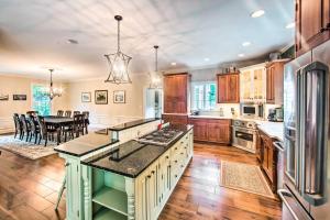 Kjøkken eller kjøkkenkrok på Extravagant Atglen Manor with Private 60-Acre Land!