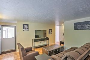 Fotografie z fotogalerie ubytování Lake Erie Unit with Fire Pit 30 Mi to Cedar Point! v destinaci Amherst