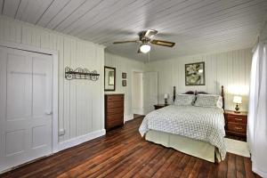 Schlafzimmer mit einem Bett und einem Deckenventilator in der Unterkunft Peaceful Pomona Park Home 1 Mi to Lake Broward! in Satsuma
