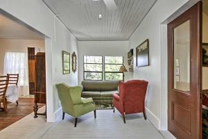 ein Wohnzimmer mit 2 Stühlen und einem Sofa in der Unterkunft Peaceful Pomona Park Home 1 Mi to Lake Broward! in Satsuma