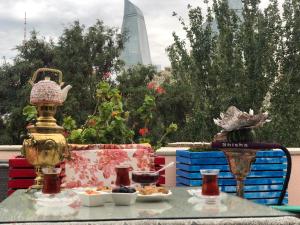 een tafel met een kom eten en een vaas bij Premier Old Gates Hotel in Baku