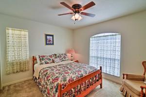 Ein Bett oder Betten in einem Zimmer der Unterkunft Bright Spring Hill Home 5 Mi to Weeki Wachee Park