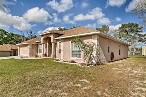 ein Haus mit einem großen Garten davor in der Unterkunft Bright Spring Hill Home 5 Mi to Weeki Wachee Park in Spring Hill