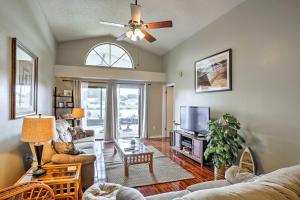 Zona d'estar a Lakefront Brandon Home with Patio and Screened Lanai!