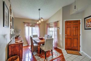Lakefront Brandon Home with Patio and Screened Lanai!的休息区