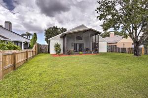 Galería fotográfica de Lakefront Brandon Home with Patio and Screened Lanai! en Brandon